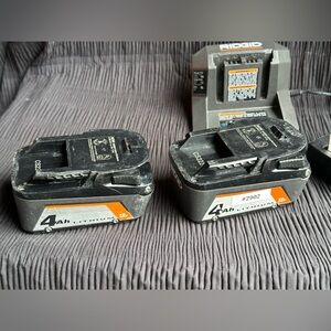 #2902 Ridgid 18V Lithium-Ion 4.0Ah Battery PACK OF 2 W/ Charger